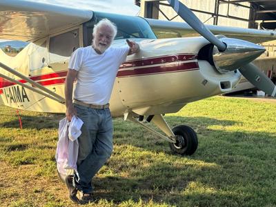 Antonello Budini Gattai accanto all'aereo traino