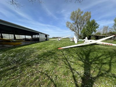 Hangar e alianti al Podere Sant'Apollonia, aeroagriturismo in Toscana