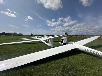Volo a vela in aliante sopra le colline della Toscana