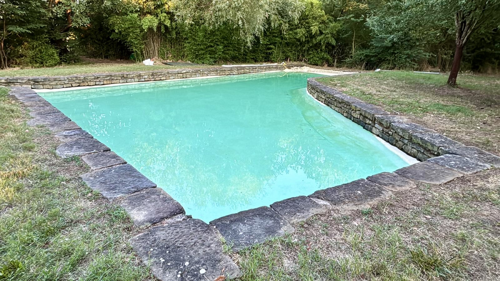 Laghetto di irrigazione con design aereo dall'alto